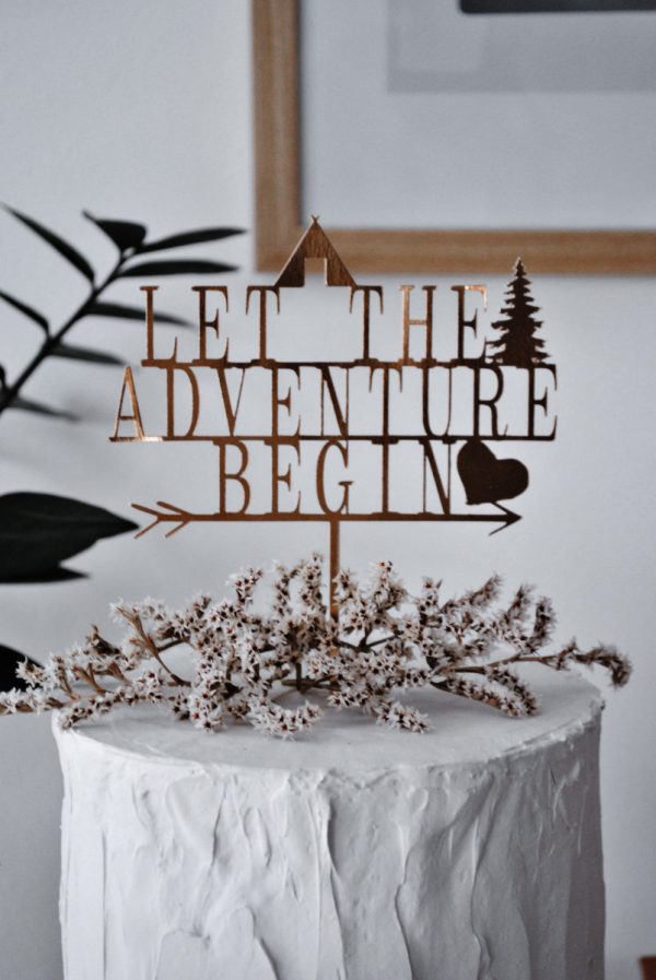 Papír tortadísz esküvőre "Let the adventure begin" felirattal többféle színben