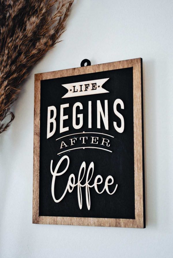 "Life begins after coffee" feliratú tábla