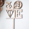 "Love" tortadísz fából 
