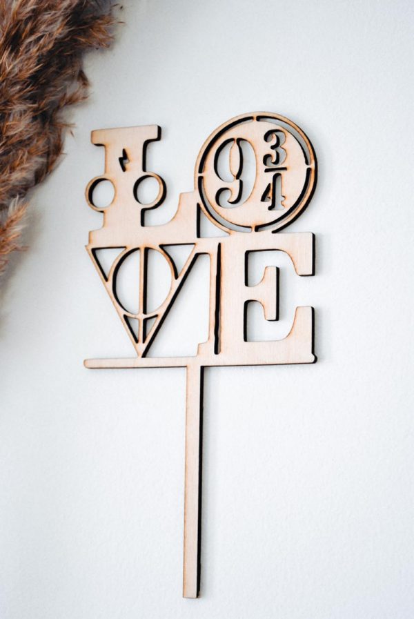 "Love" tortadísz fából 